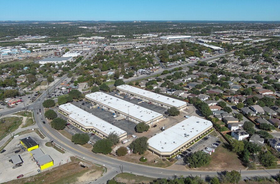 More Photos Of 5626-5648 Randolph Blvd, San Antonio Flex For Lease