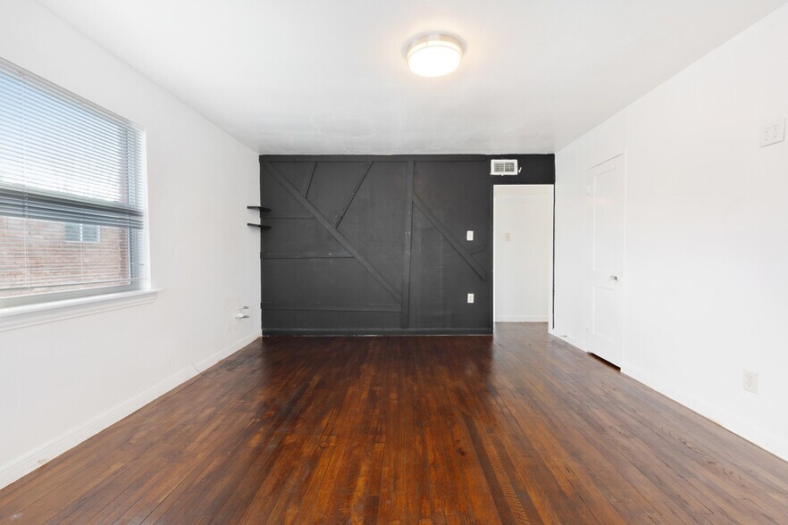 More Photos Of 5804 Newcastle St, Bellaire Office For Lease