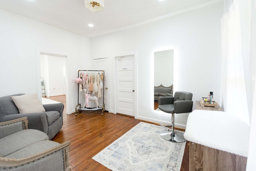 More Photos Of 111 E Hufsmith Rd, Tomball Office Residential For Sale