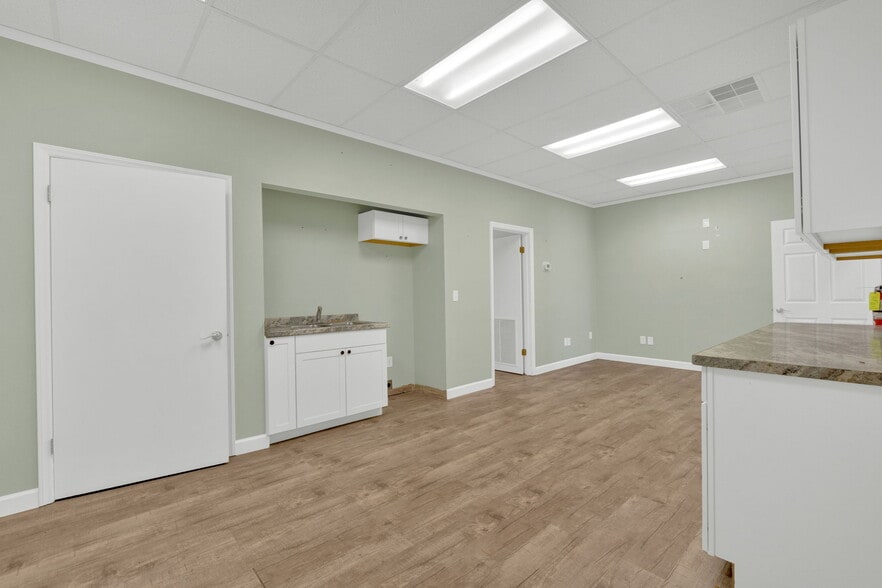 More Photos Of 401 Elm St, Johnson City Freestanding For Sale