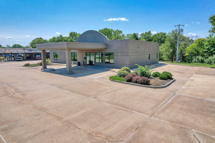 More Photos Of 1040 N 18th St, Centerville Medical For Sale