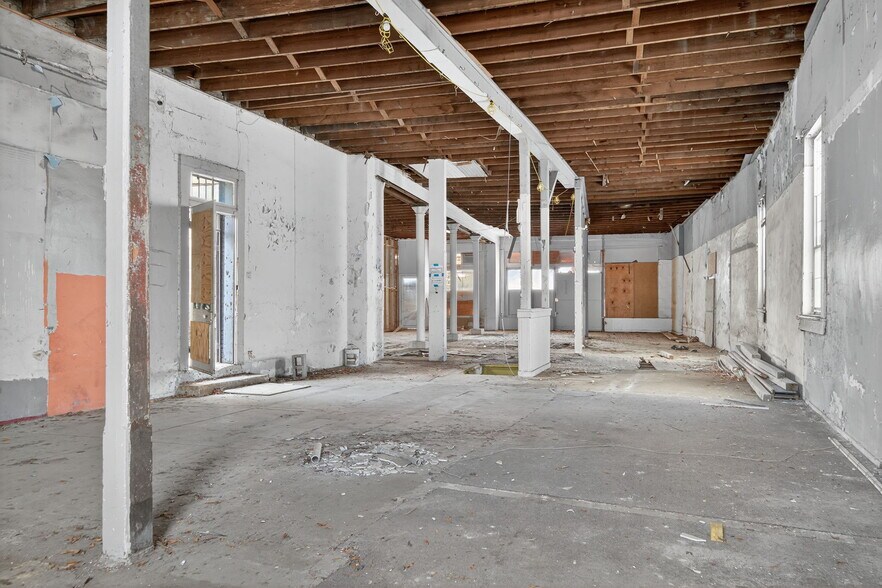 More Photos Of 1425 S Flores St, San Antonio General Retail For Sale