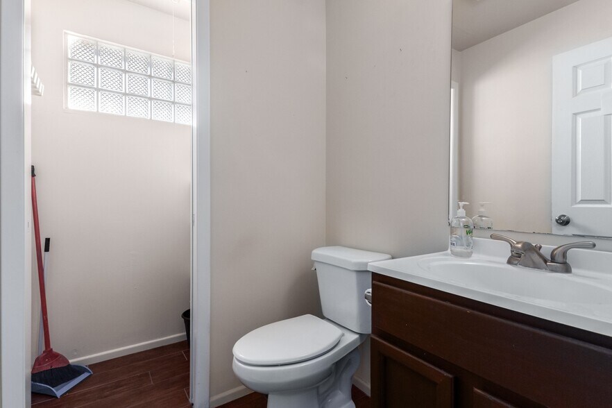 More Photos Of 2101 W Bethany Home Rd, Phoenix Office For Lease