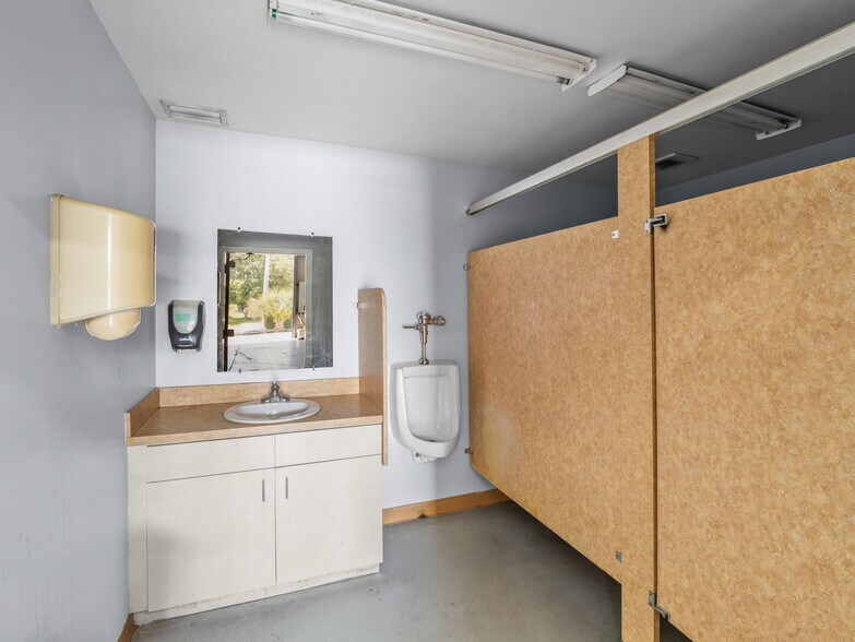 More Photos Of 716 Columbus Ave, Melbourne Manufacturing For Lease