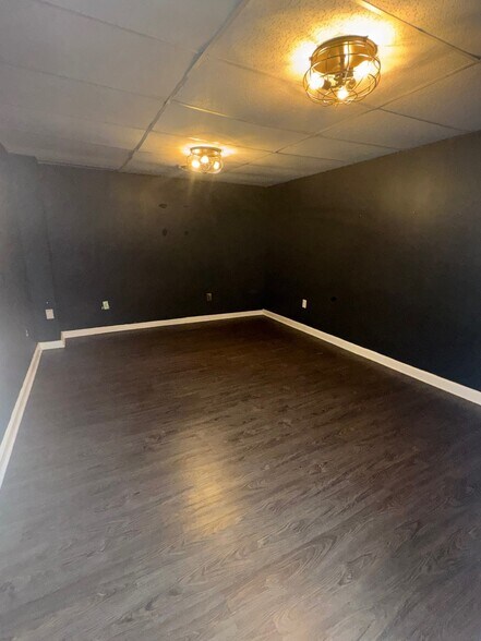 More Photos Of 137 Franklin St, Clarksville Flex For Lease