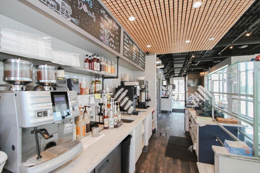 More Photos Of 720 E Rand Rd, Mount Prospect Fast Food For Sale