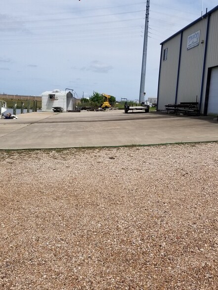 More Photos Of 300 E Brazos St, Freeport Warehouse For Sale