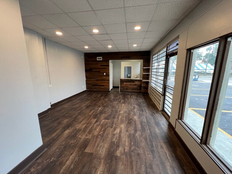 More Photos Of 8610 N Suwanee Ave, Tampa General Retail For Sale