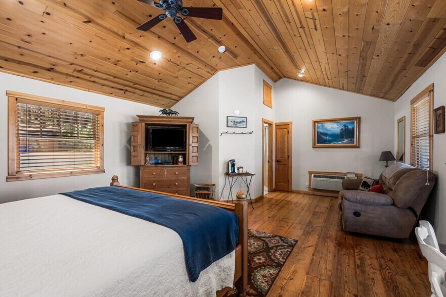 More Photos Of 985 Whitehawk Dr, Clio Hotel For Sale