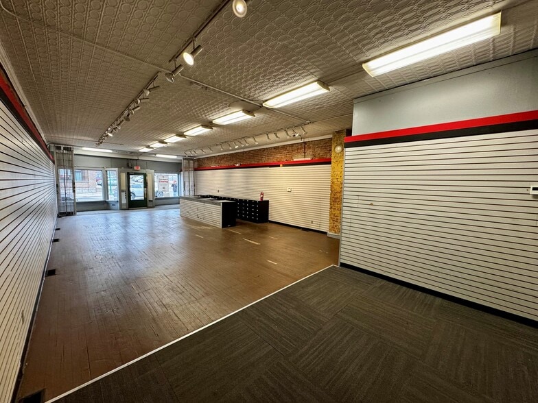 More Photos Of 900 Westport Rd, Kansas City Storefront Retail Office For Lease