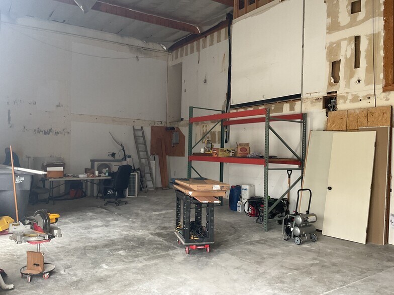 More Photos Of 1329-1399 E 28th St, Signal Hill Warehouse For Sale