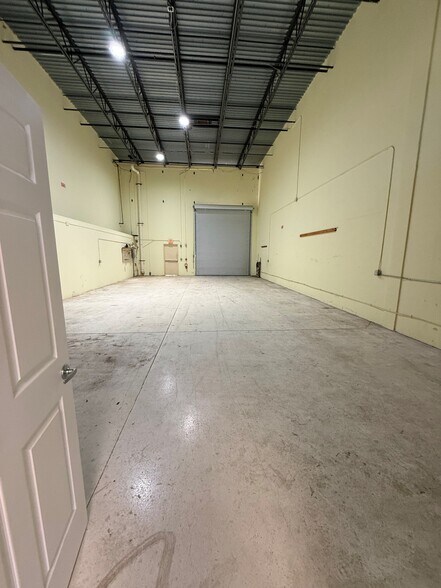 More Photos Of 787 Commerce Dr, Venice Warehouse For Lease