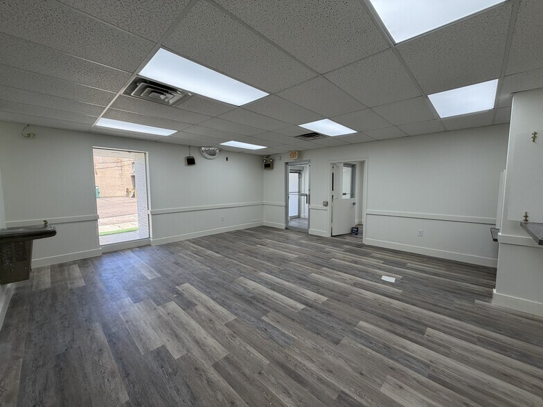 More Photos Of 211 Gay St, Mccomb Office For Lease
