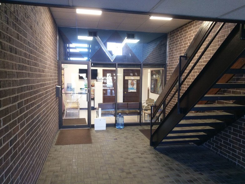 More Photos Of 9525 S 79th Ave, Hickory Hills Office For Lease