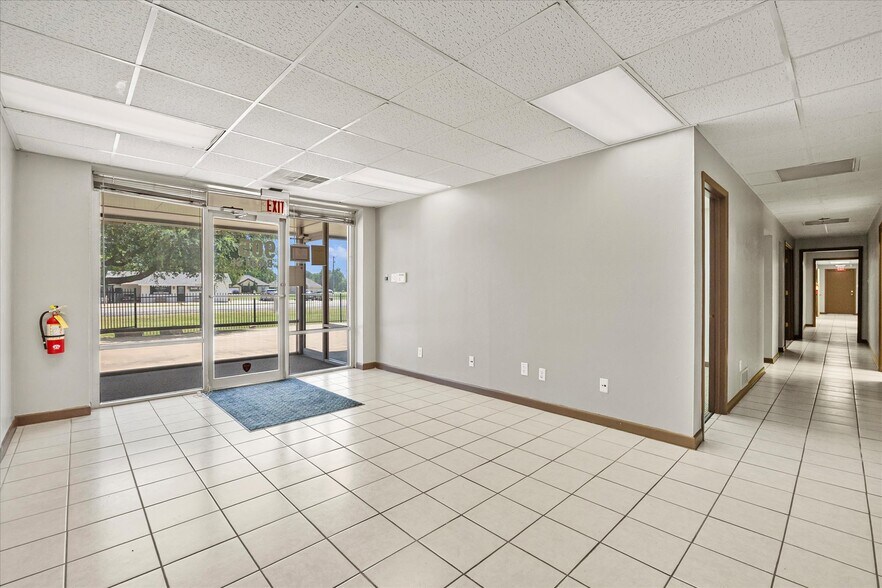 More Photos Of 905 E Broad St, Forney Manufacturing For Lease