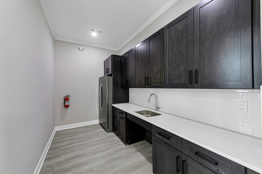 More Photos Of 1325 Main St, Katy Medical For Sale