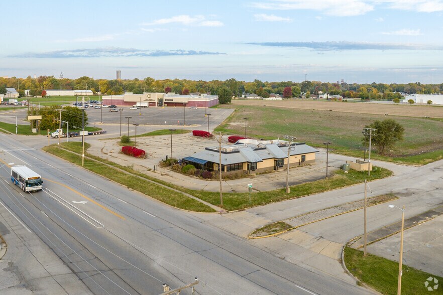 More Photos Of 2901 S Grand Ave E, Springfield Restaurant For Sale