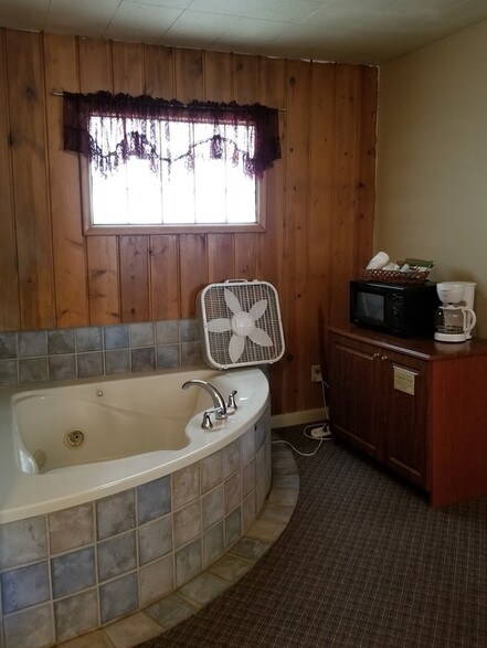 More Photos Of 109256 Highway 97 N, Chemult Hotel For Sale