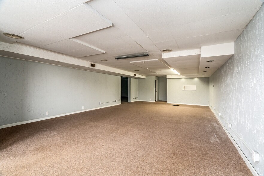 More Photos Of 828 E Main St, Carbondale General Retail For Sale