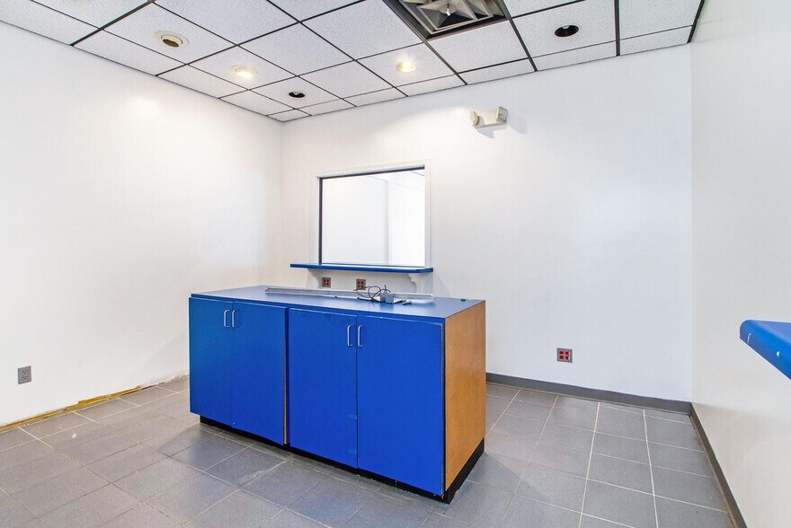 More Photos Of 600 N Clark St, Albion Auto Dealership For Sale