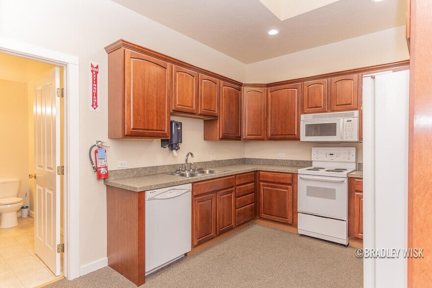 More Photos Of 581 Ottawa Ave, Holland Light Distribution For Sale