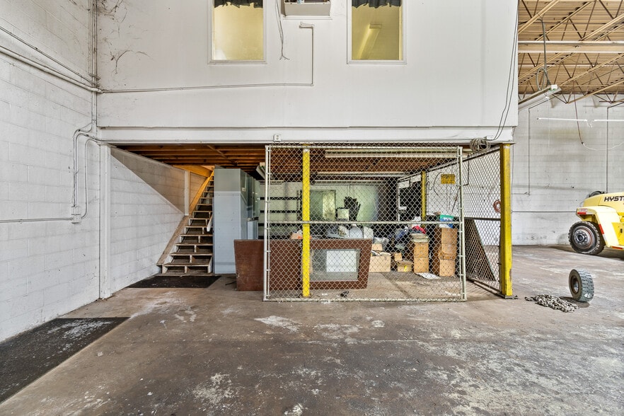 More Photos Of 60 Williams St, Grand River Warehouse For Sale