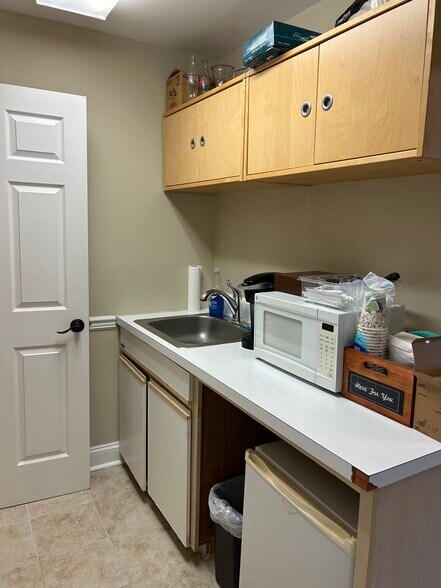 More Photos Of 1 Bethany Rd, Hazlet Office For Lease