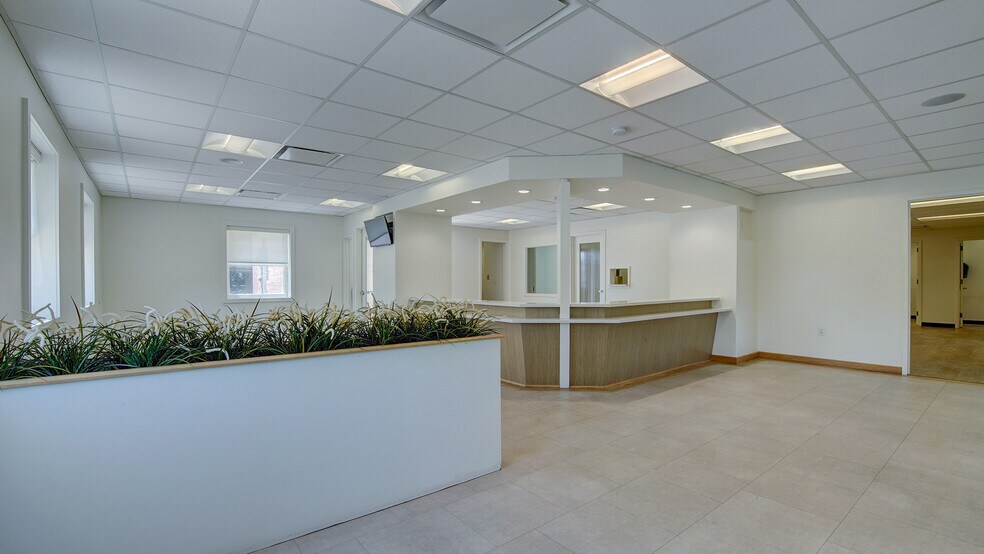 More Photos Of 2 Kings Hwy, Middletown Medical For Lease