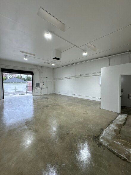 More Photos Of 10432 Burbank Blvd, North Hollywood Storefront For Lease