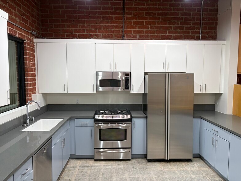 More Photos Of 2558 Overland Ave, Los Angeles Office For Lease