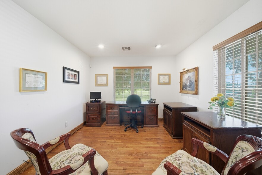 More Photos Of 601 S Cherokee St, Catoosa Office For Sale