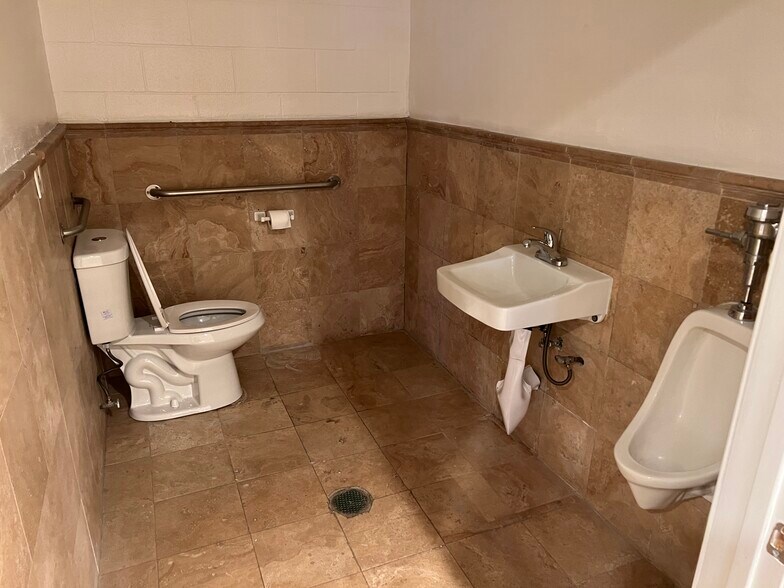 More Photos Of 1825 W Redondo Beach Blvd, Gardena Unknown For Lease