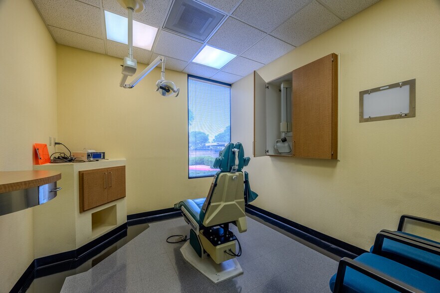 More Photos Of 1570 S Rainbow Blvd, Las Vegas Office For Lease