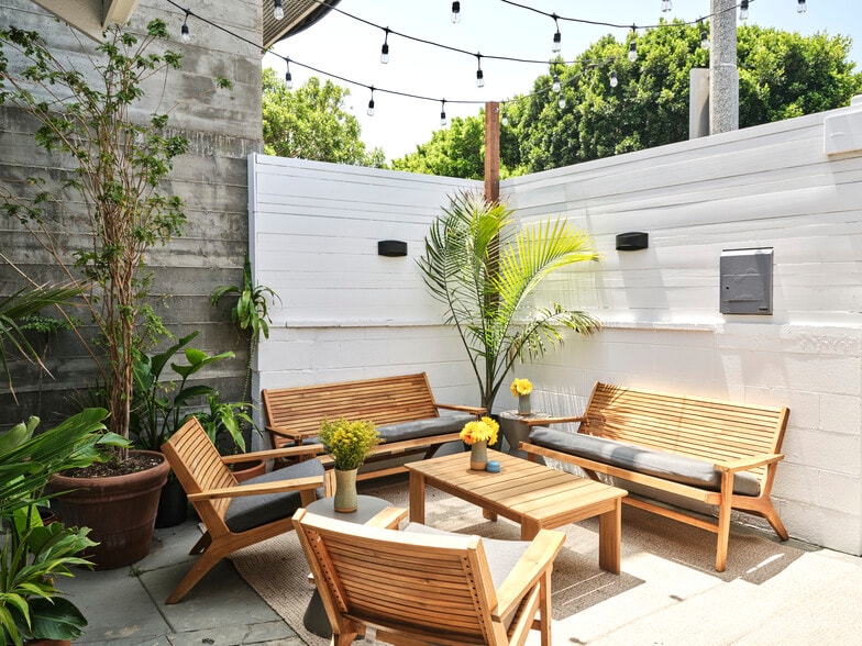 More Photos Of 798 Main St, Venice Storefront Retail Office For Lease