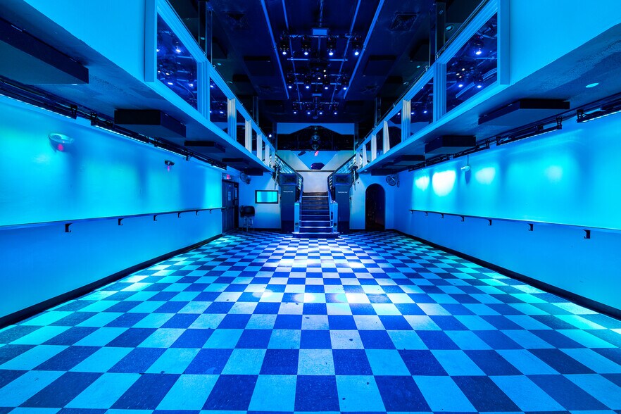 More Photos Of 990 Broadway, Brooklyn Bar For Lease