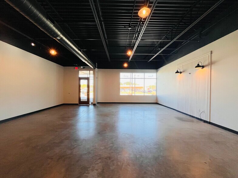 More Photos Of 1101 Main St, Lockhart Freestanding For Lease