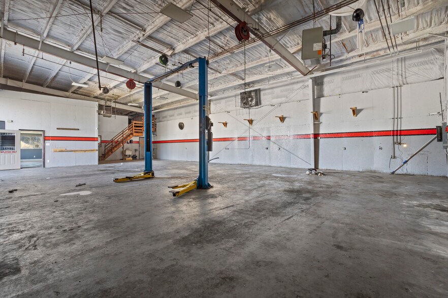 More Photos Of 15237 Russell Blvd, Gulfport Auto Salvage Facility For Lease