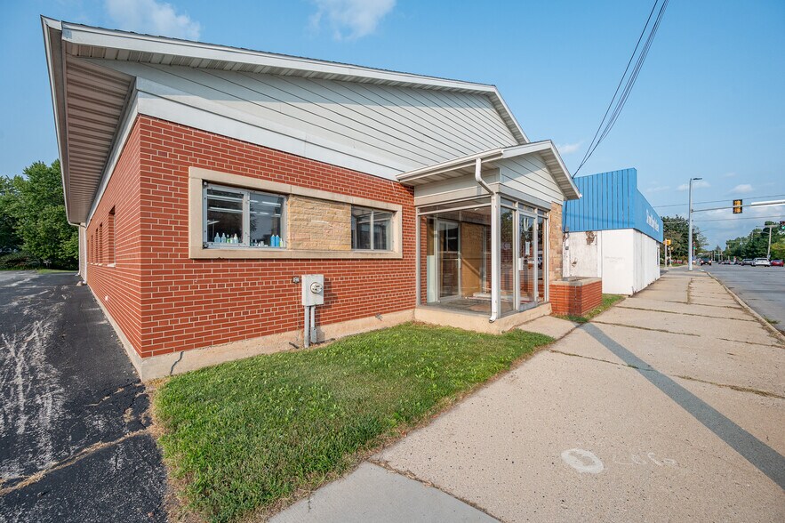 More Photos Of 1279 E Mason St, Green Bay Storefront For Sale