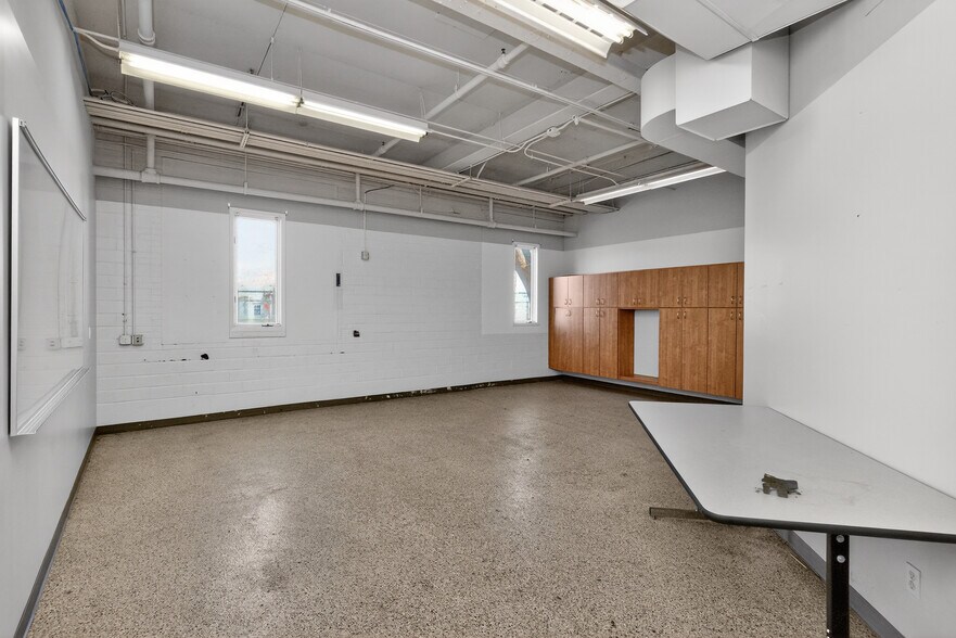 More Photos Of 1017 E 7th St N, Newton Office For Sale