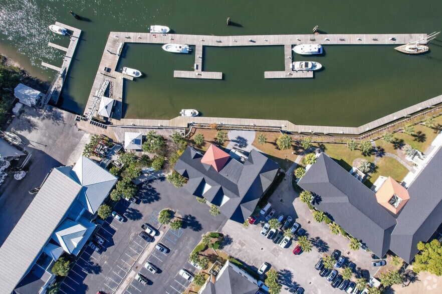 More Photos Of 670 Marina Dr, Charleston Office For Lease