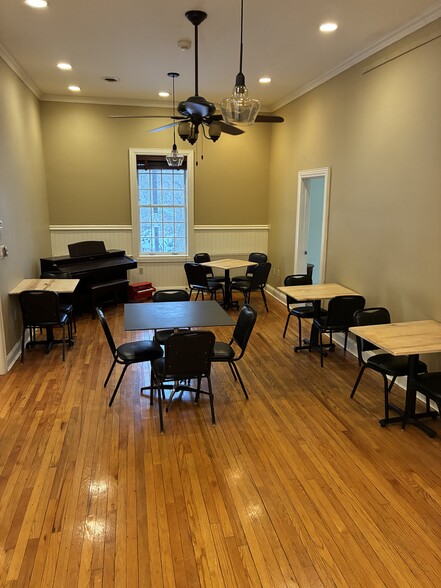 More Photos Of 1011 Hoosick Rd, Troy Storefront Retail Residential For Sale