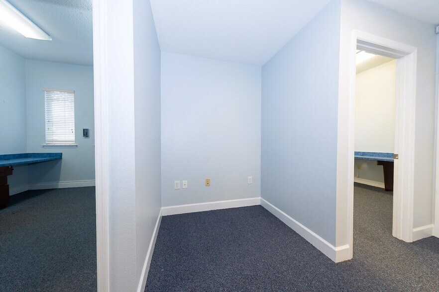 More Photos Of 2001 Manatee Ave E, Bradenton Office For Lease