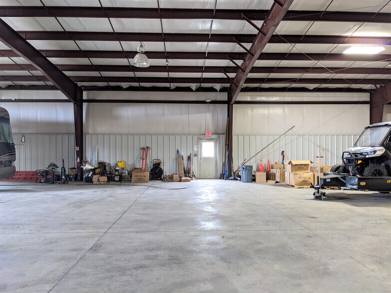 More Photos Of 14150 Carole Dr, Bloomington Flex For Lease