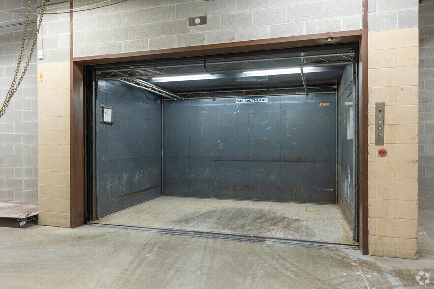 More Photos Of 1995 Southlake Mall, Merrillville Department Store For Sale