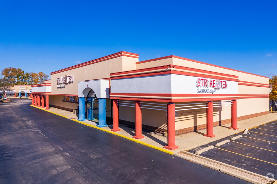 More Photos Of 800-830 E Nerge Rd, Roselle General Retail For Lease