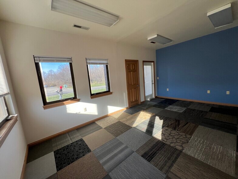 More Photos Of 1375 Kemper Meadow Dr, Forest Park Office Residential For Lease