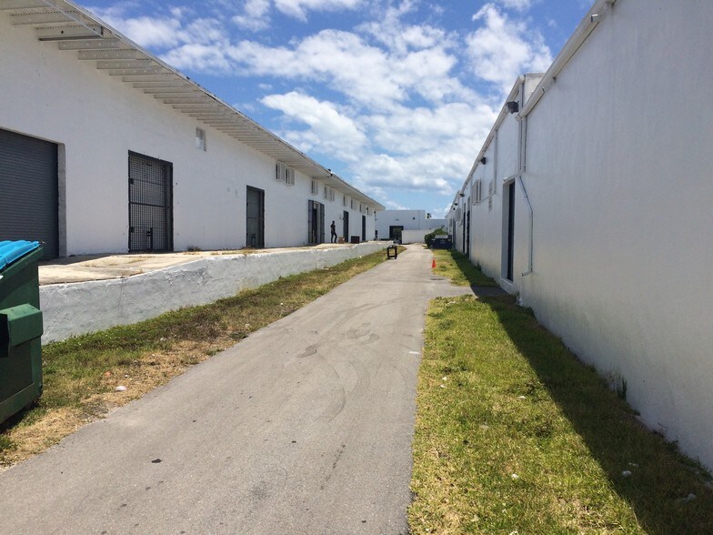 More Photos Of 301-395 NE 59th St, Miami Showroom For Lease