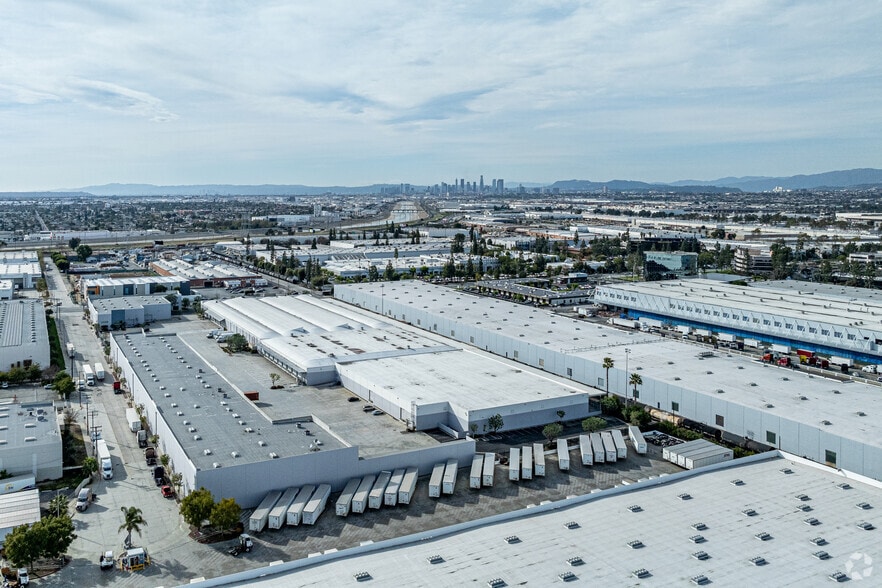 More Photos Of 5849-5853 E 61st St, Commerce Warehouse For Lease