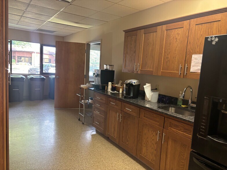 More Photos Of 950 W Valley Rd, Wayne Office For Sale