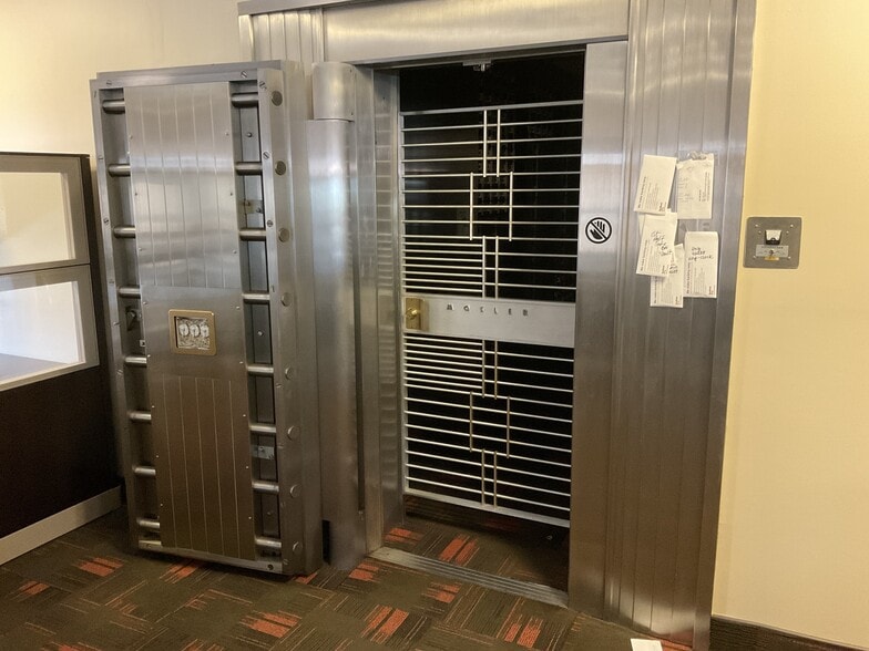 More Photos Of 20 W Whipp Rd, Dayton Bank For Lease